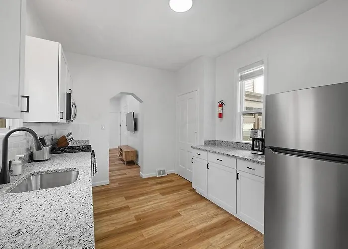 Bloomfield, Shadyside !2 Modern And Spacious Two Bedroom With Free Parking Apartment *