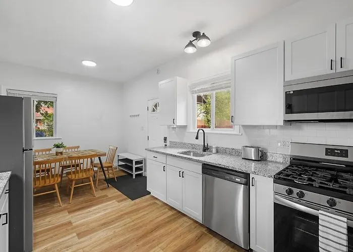 Bloomfield, Shadyside !2 Modern And Spacious Two Bedroom With Free Parking * Pittsburgh