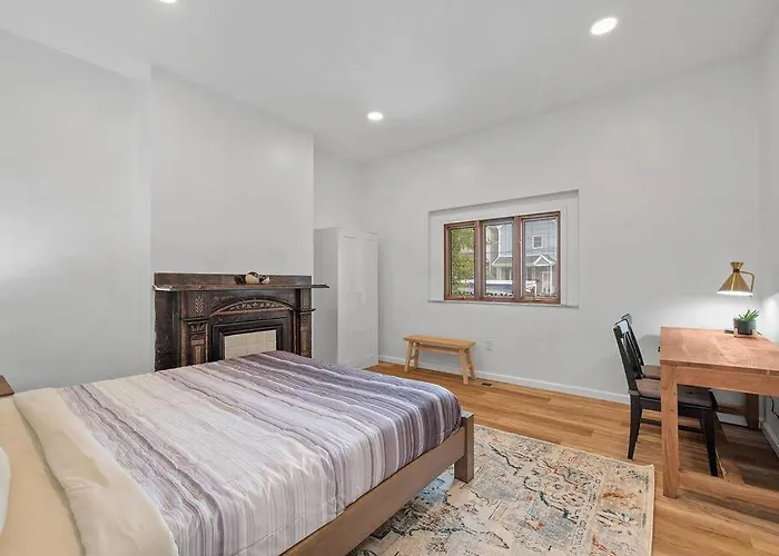 Apartment Bloomfield, Shadyside !2 Modern And Spacious Two Bedroom With Free Parking